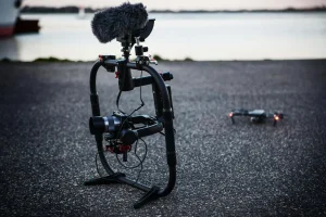 Content-Creator mit Mikrofon, Kamera und Stativ